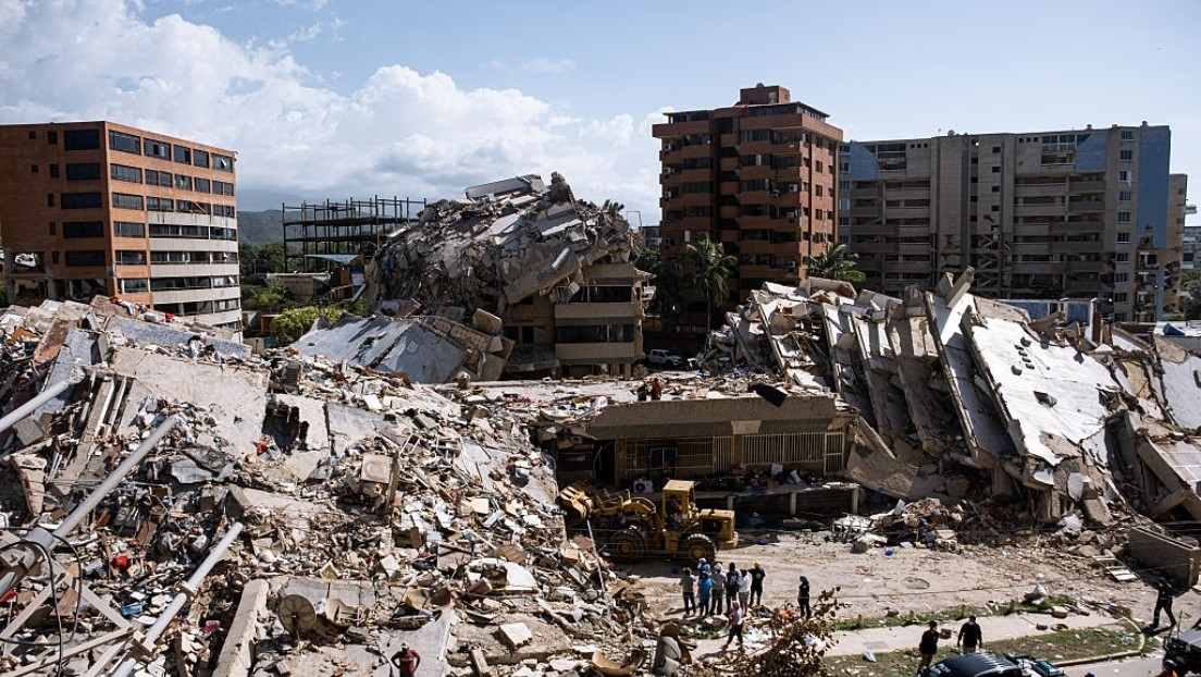 VIDEOS: El momento exacto de la demolición de un edificio afectado por los sismos en Venezuela