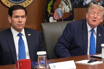Trump bromea y dice que "no hay información" de que sea buscado por La Haya, pero "podría suceder"