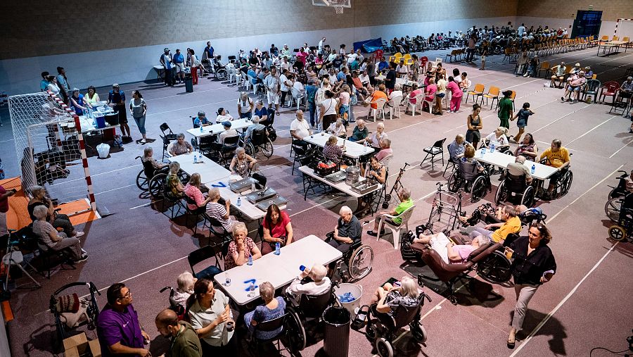 Varias personas desalojadas del municipio de Aldea del Fresno, en el polideportivo de Villamanta, a 23 de julio de 2026, en Villamanta, Madrid (España) A. Perez Meca A. Pérez Meca / Europa Press