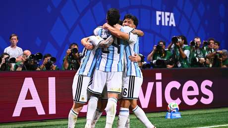 Argentina remonta en un dramático partido contra Egipto y avanza a cuartos de final