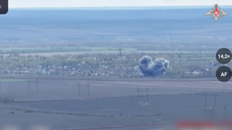 VIDEO: Bombas FAB-250 rusas hacen volar un centro de drones ucranianos