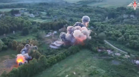 VIDEO: Devastador impacto de potentes bombas rusas sobre posiciones ucranianas