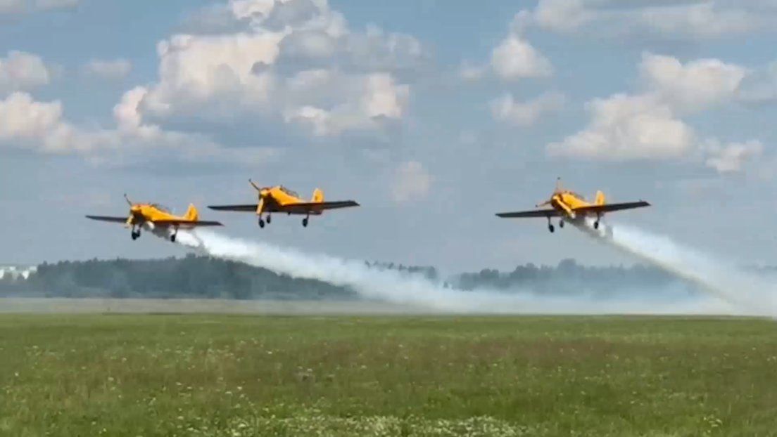VIDEOS: Impresionante acrobacia aérea de aviones en un festival en Rusia