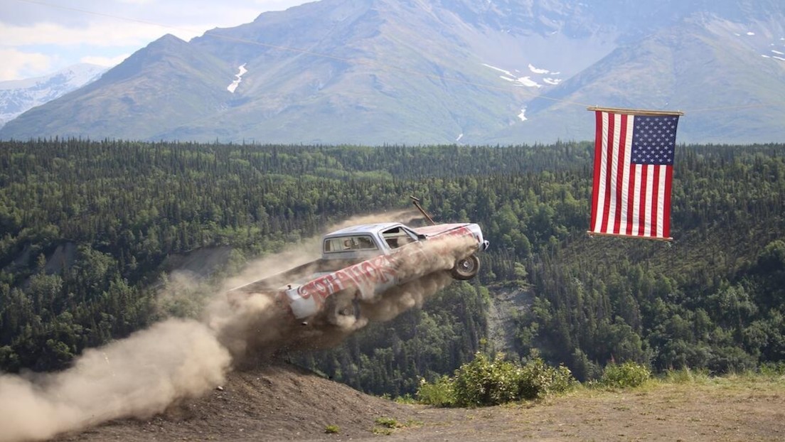 Ni fuegos artificiales ni desfiles: en Alaska celebran la Independencia arrojando coches por un acantilado (VIDEOS)