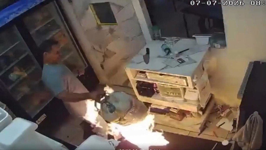 VIDEO: Entra a un restaurante con un tanque de propano en llamas y así termina