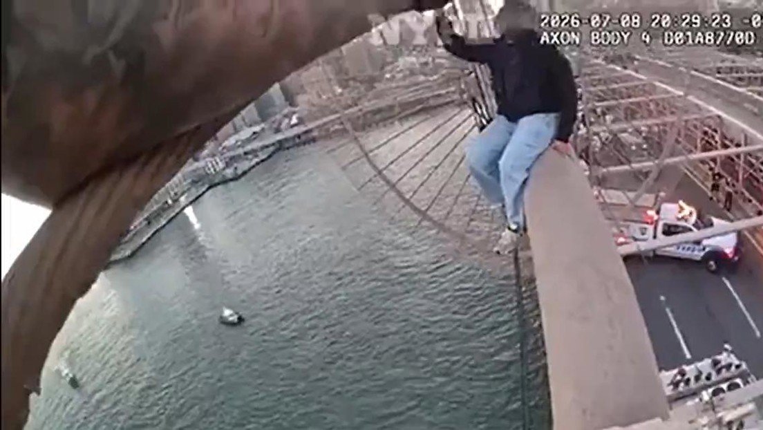 El dramático rescate de una mujer en crisis en lo alto del puente de Brooklyn (VIDEO)