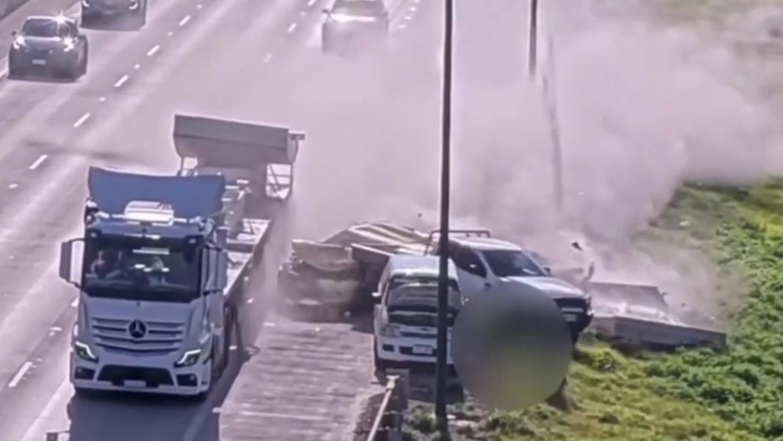 VIDEO: Camión que transportaba losas de hormigón provoca el caos al perder parte de su carga