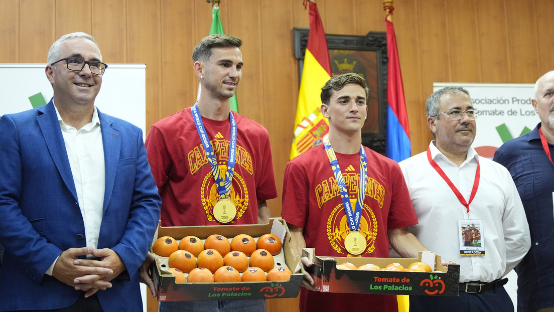 El peculiar regalo que recibieron los jugadores españoles Gavi y Fabián Ruiz en su ciudad natal