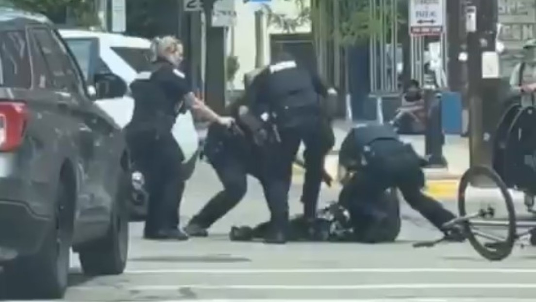 FUERTE VIDEO: Policía de EE.UU. dispara varias veces a un hombre durante una detención