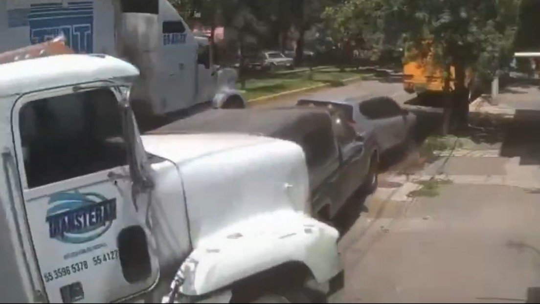 Un camión pierde el control y causa aparatoso choque en cadena (VIDEO)