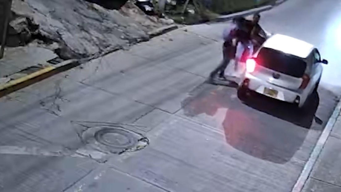 VIDEO IMPACTANTE: Falsos pasajeros atacan a tiros a un conductor de aplicación