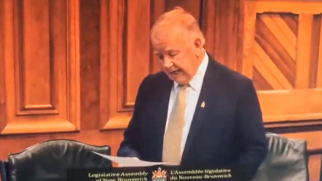 VIDEO: Un mensaje de IA se cuela en el discurso de un diputado canadiense