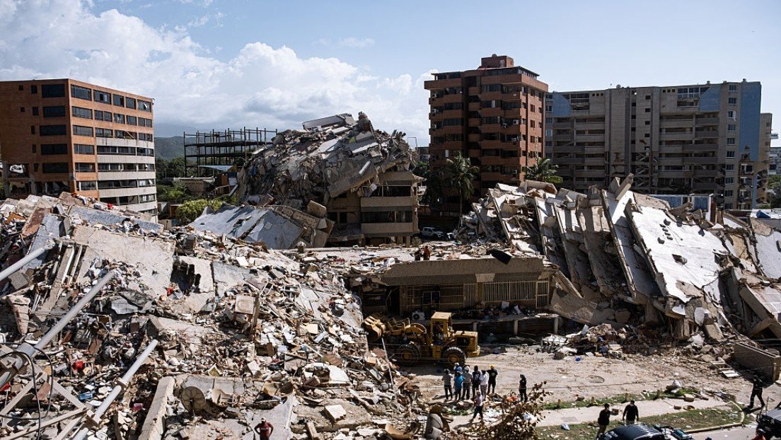 VIDEOS: El momento exacto de la demolición de un edificio afectado por los sismos en Venezuela