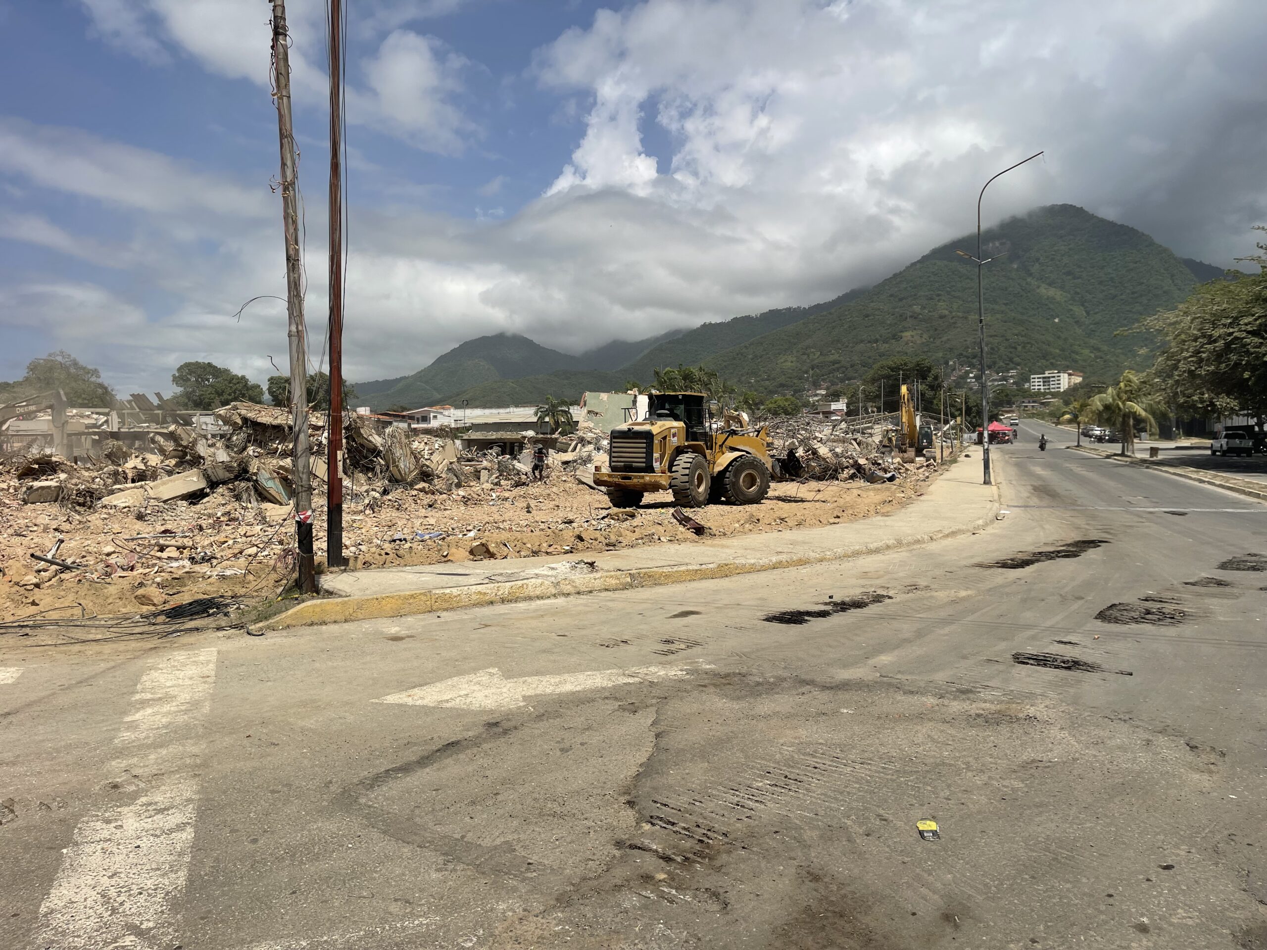 Imagen de los trabajos realizados por las maquinarias de civiles que intentan ayudar / Foto: Luis López - Caraballeda. 
