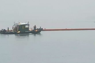 España instala barrera flotante de contención en frontera marítima de Ceuta