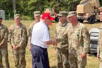 "No me preocupan ni misiles ni drones": Trump saluda a soldados junto a sistemas antiaéreos (VIDEO)