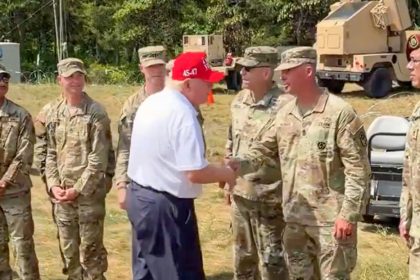 "No me preocupan ni misiles ni drones": Trump saluda a soldados junto a sistemas antiaéreos (VIDEO)