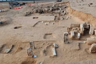 Descubren en Egipto estelas, ataúdes y amuletos en un antiguo centro funerario