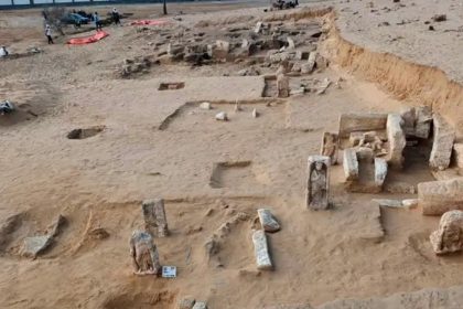 Descubren en Egipto estelas, ataúdes y amuletos en un antiguo centro funerario