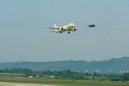 El primer avión de pasajeros 100 % ruso producido en serie realiza un exitoso vuelo inaugural (VIDEO, FOTOS)