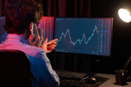 Exagente del FBI roba un millón de dólares en criptomonedas de cuentas asociadas a "nación adversaria"