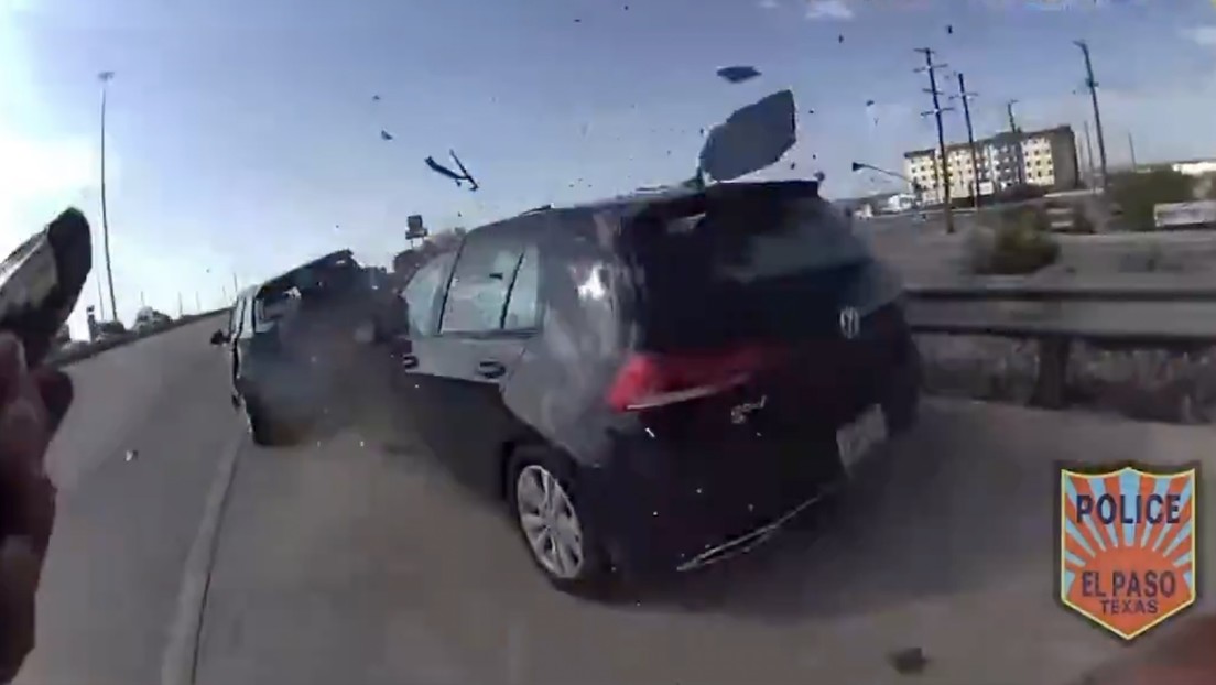 IMPACTANTE VIDEO: Conductor distraído arrolla un auto detenido por la Policía y lo empuja más de 150 metros