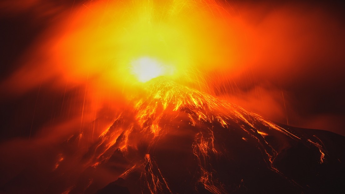 ESPECTACULARES IMÁGENES de la erupción del volcán de Fuego
