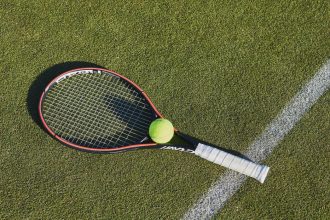 Sale a jugar tenis con sus hijos y se topa con agentes con chalecos antibalas y porras