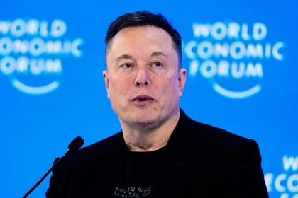 El "súper sci-fi" plan de Musk para construir fábricas en la Luna