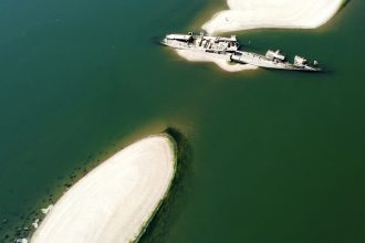 VIDEO: La sequía deja al descubierto buques de guerra nazis hundidos en un río europeo