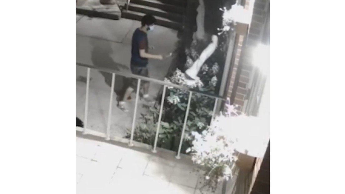 VIDEO: Hombre destruye a martillazos una estatua de la Virgen María