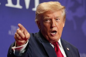 Trump tacha de "traidores" los reportes sobre la escasez de municiones en EE.UU. y los niega