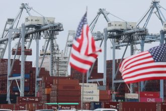 Trump acusa a "todo el mundo" de fastidiar a EE.UU. con los aranceles durante años