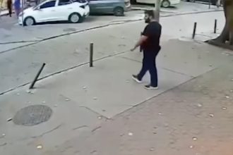 A centímetros de la muerte: Hombre se salva de milagro de morir aplastado (VIDEO)
