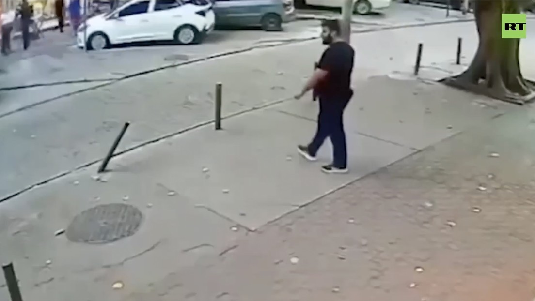 A centímetros de la muerte: Hombre se salva de milagro de morir aplastado (VIDEO)