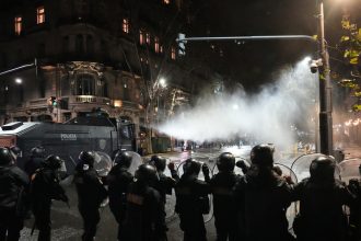 Chorros de agua y gases lacrimógenos: reprimen marcha contra Ley de Tierras en Argentina (VIDEOS)