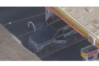 Insólita persecución: sospechoso se detiene a cargar gasolina mientras huye de la Policía (VIDEO)