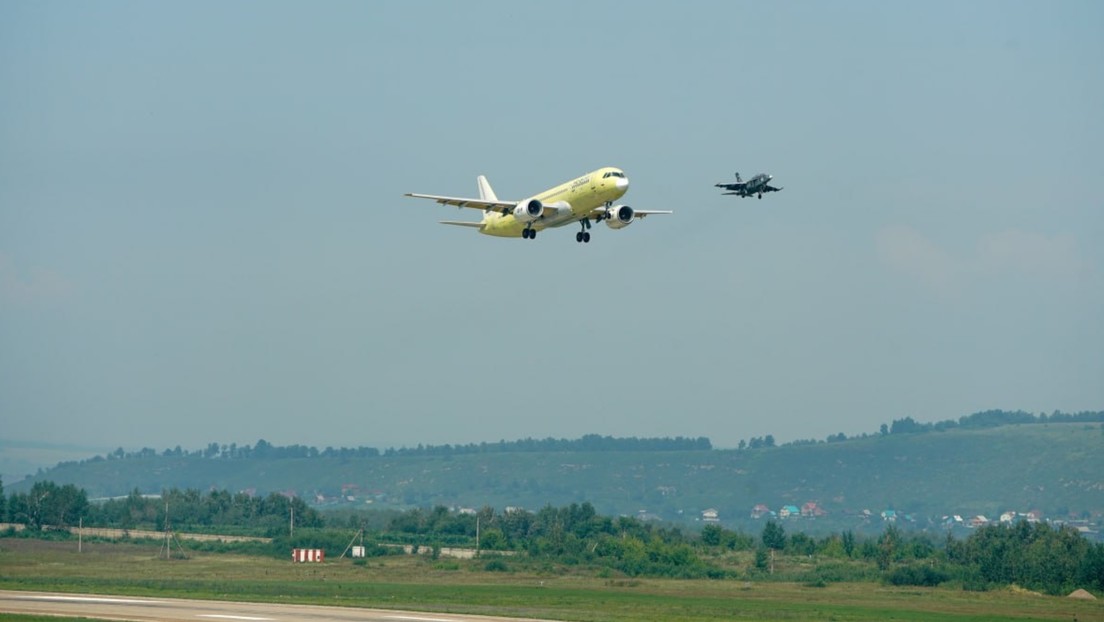 El primer avión de pasajeros 100 % ruso producido en serie realiza un exitoso vuelo inaugural (VIDEO, FOTOS)